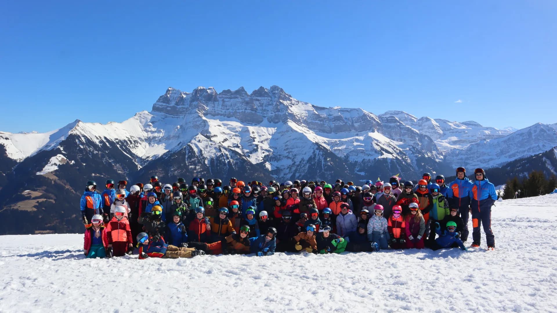 Le groupe du camp de Morgins 2025 devant les Dents du Midi