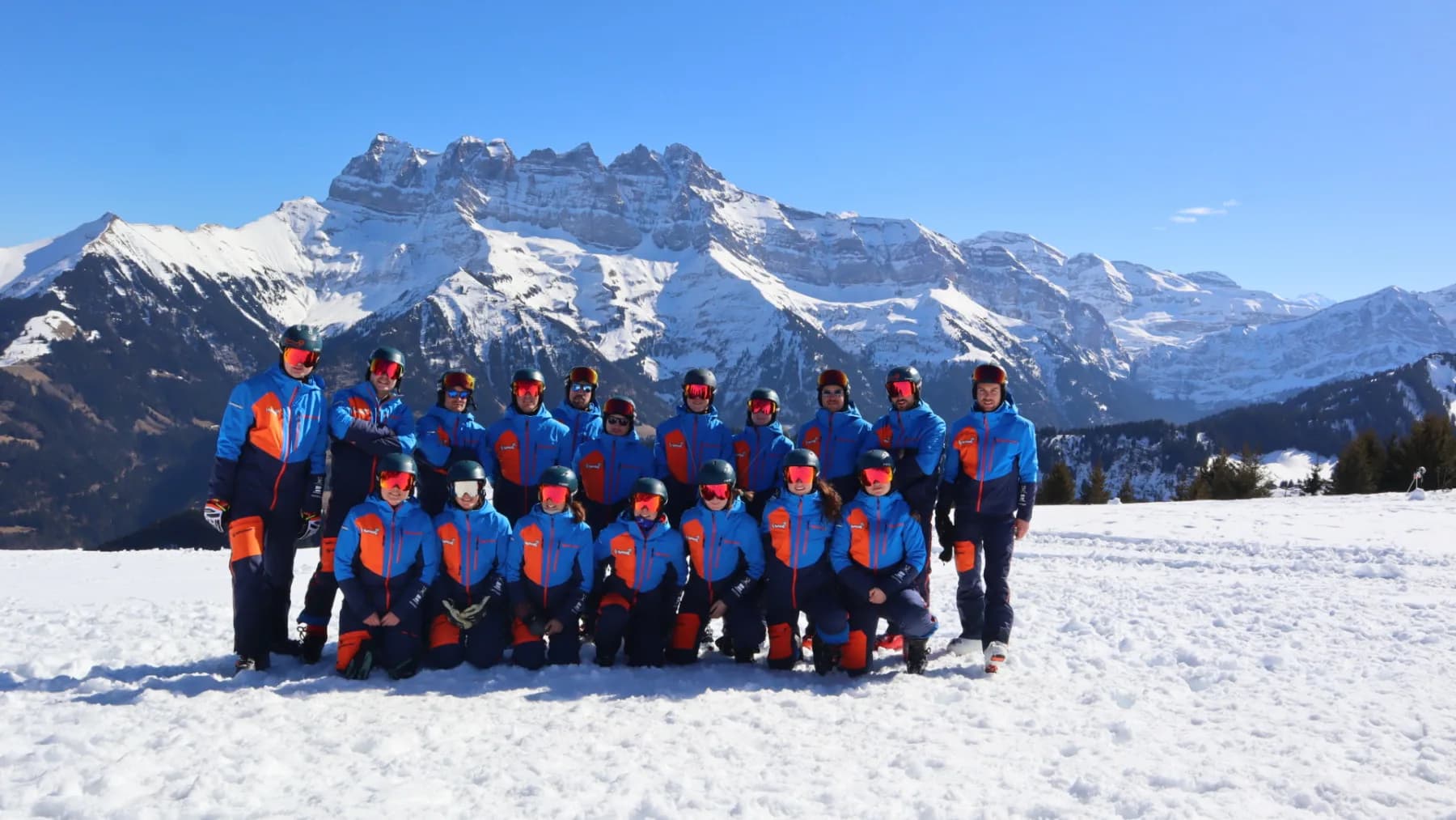Les moniteurs de l'OJ Vuadens réunis sur les pistes, devant les Dents du Midi