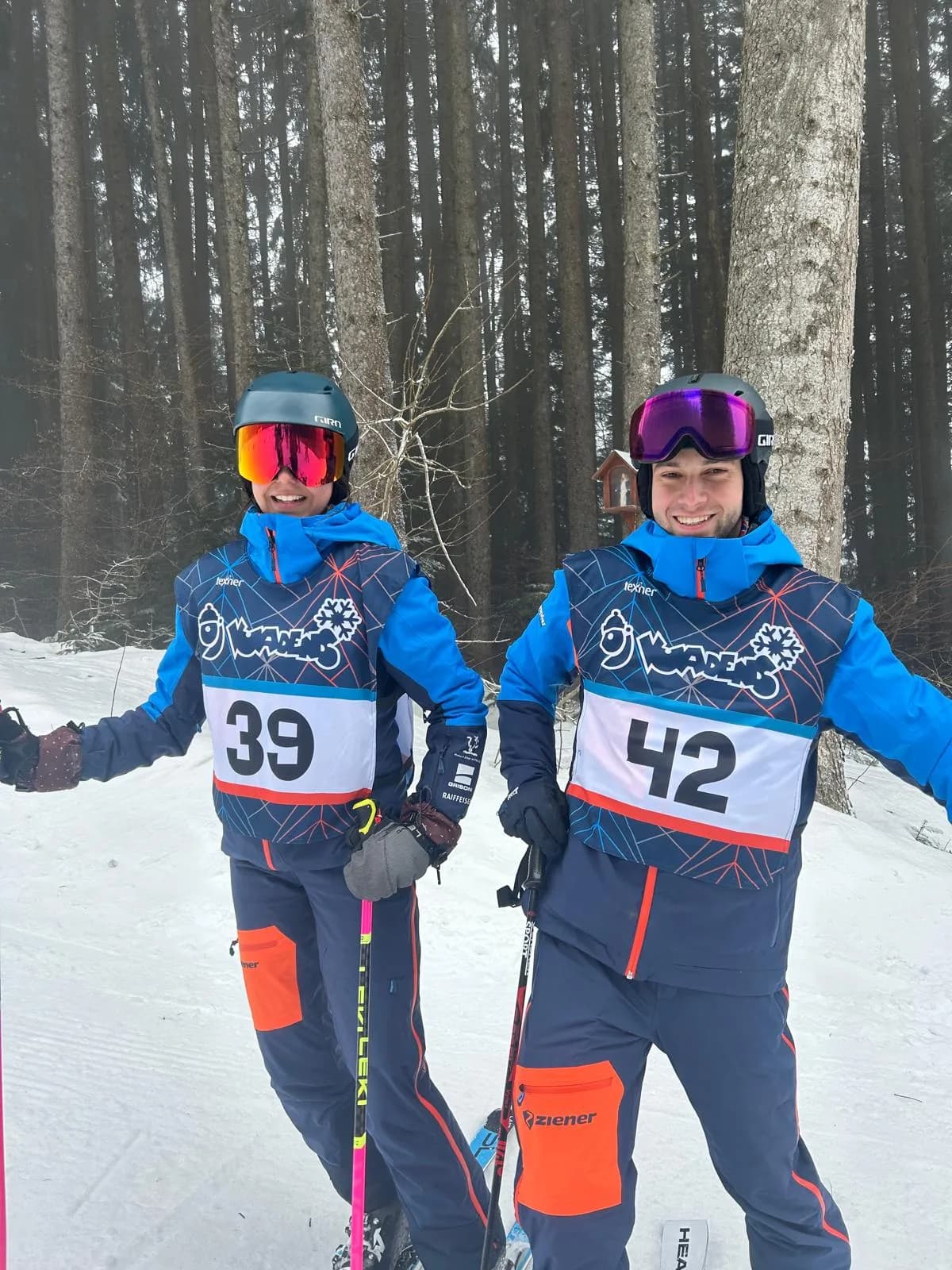 Deux jeunes de l'OJ en dossards, prêts pour le concours