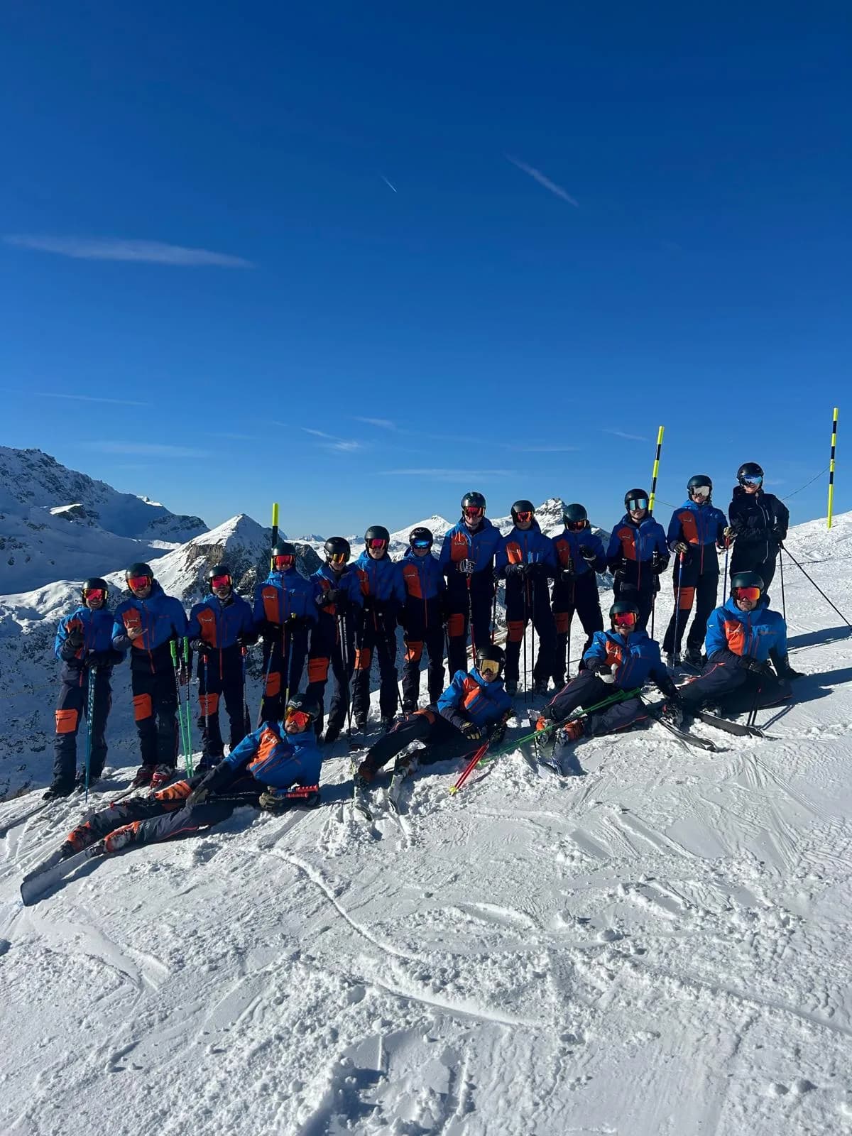 Un groupe de l'OJ réuni au sommet des pistes