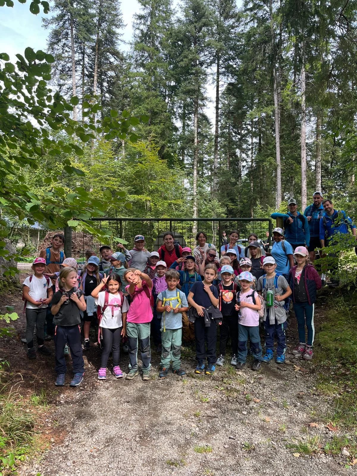 Les jeunes de l'OJ et leurs moniteurs en forêt, lors d'un entraînement d'automne