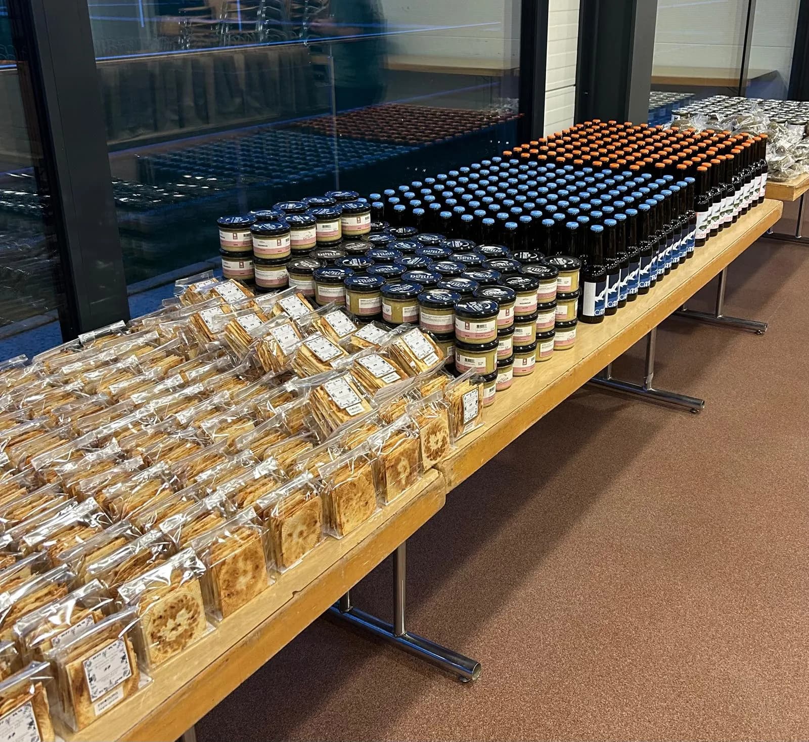 Les produits du terroir de la vente annuelle, emballés et prêts à être livrés